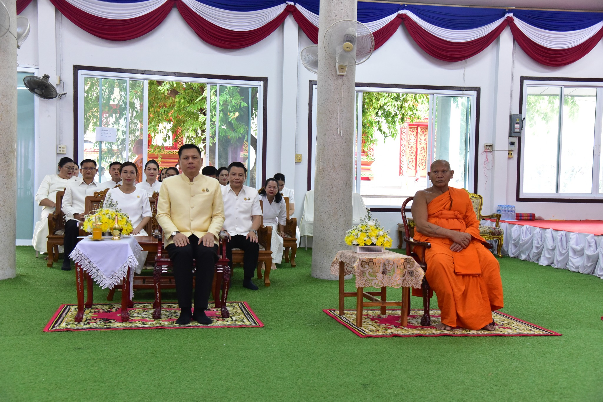 ผู้ว่าฯ มุกดาหาร นำพุทธศาสนิกชนเข้าวัดทำบุญ เนื่องในวันมาฆบูชา