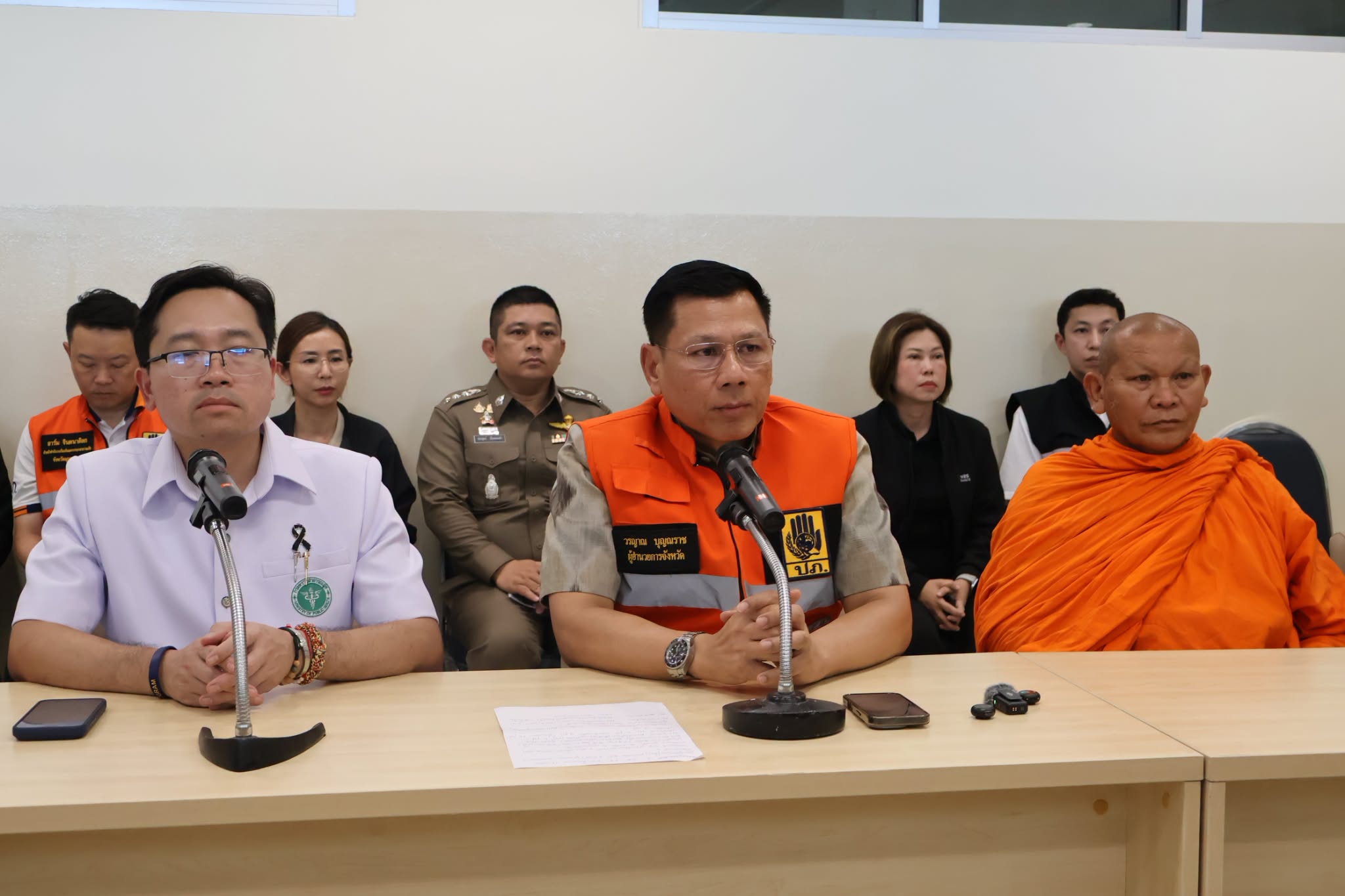 ผู้ว่าฯ มุกดาหาร แถลงข่าวด่วนอุบัติเหตุสลด รถกระบะพุ่งชนพระธุดงค์มรณภาพหลายรูป