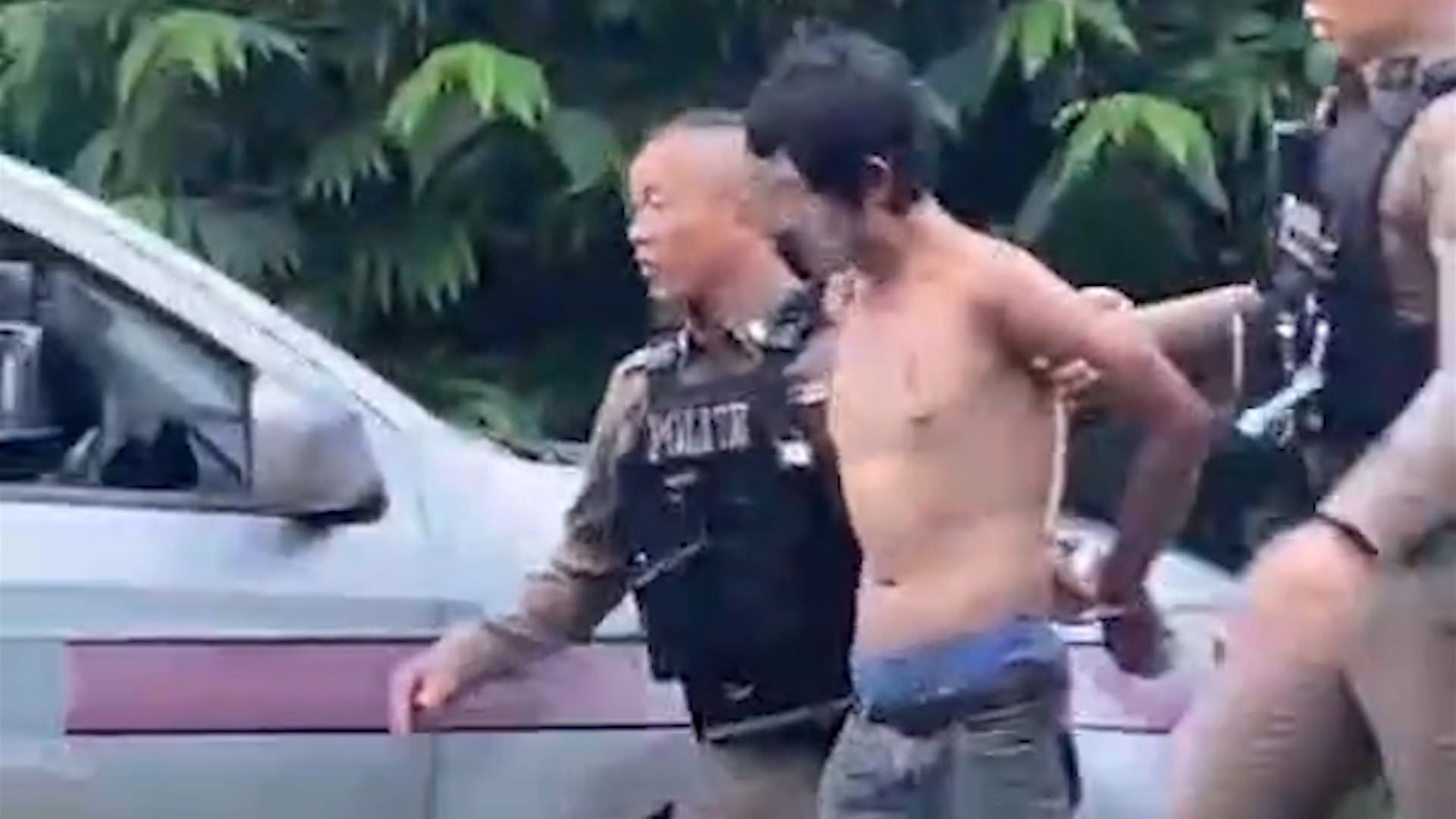 มุกดาหาร หนุ่มใหญ่วัย 55 คลุ้มคลั่งถือมีดพร้า ข่มขู่แม่วัย 77 ปี